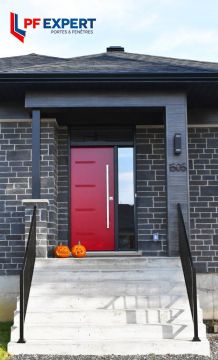 Porte d'entrée rouge avec panneau latéral et imposte rectangulaire